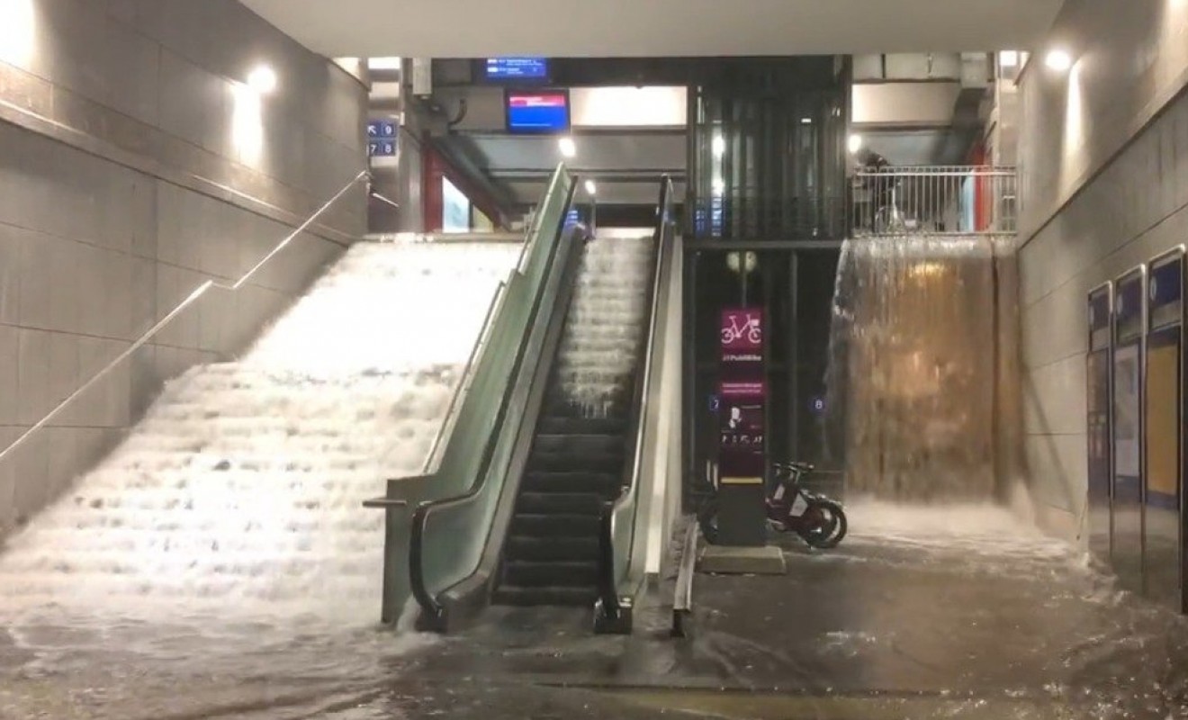 Bahnhof Lausanne steht unter Wasser. Foto: Twitter
