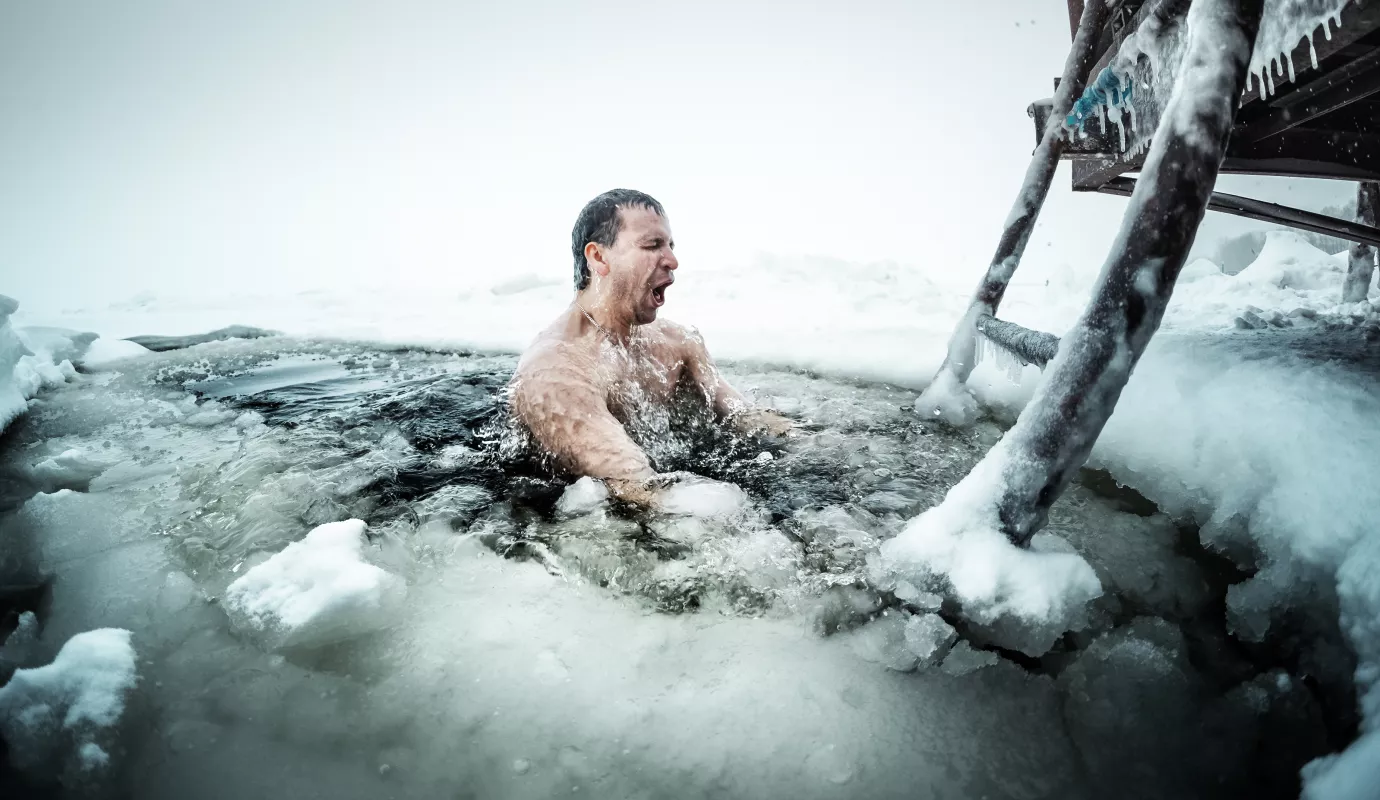 Bad im eiskalten Wasser