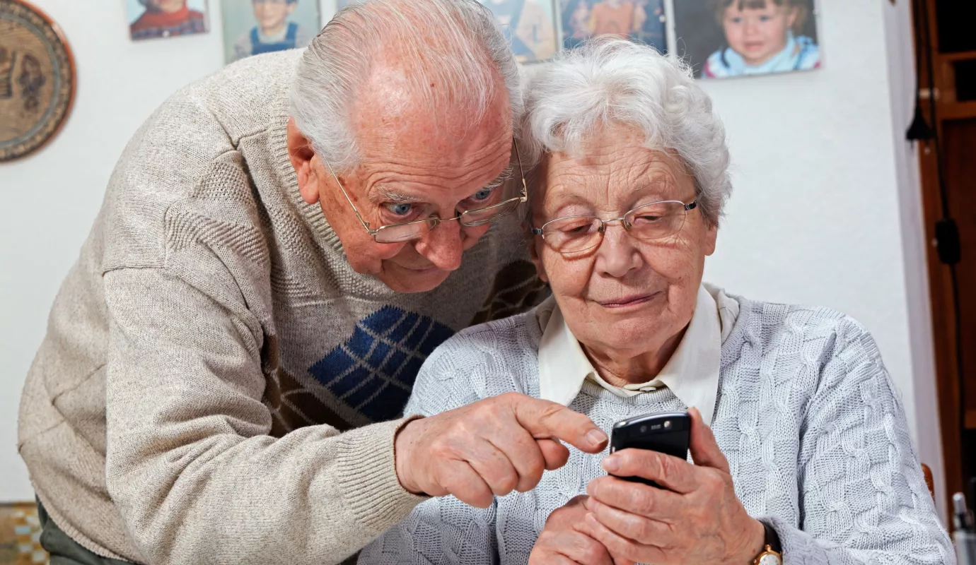 Ältere Menschen sind online und offline mobil