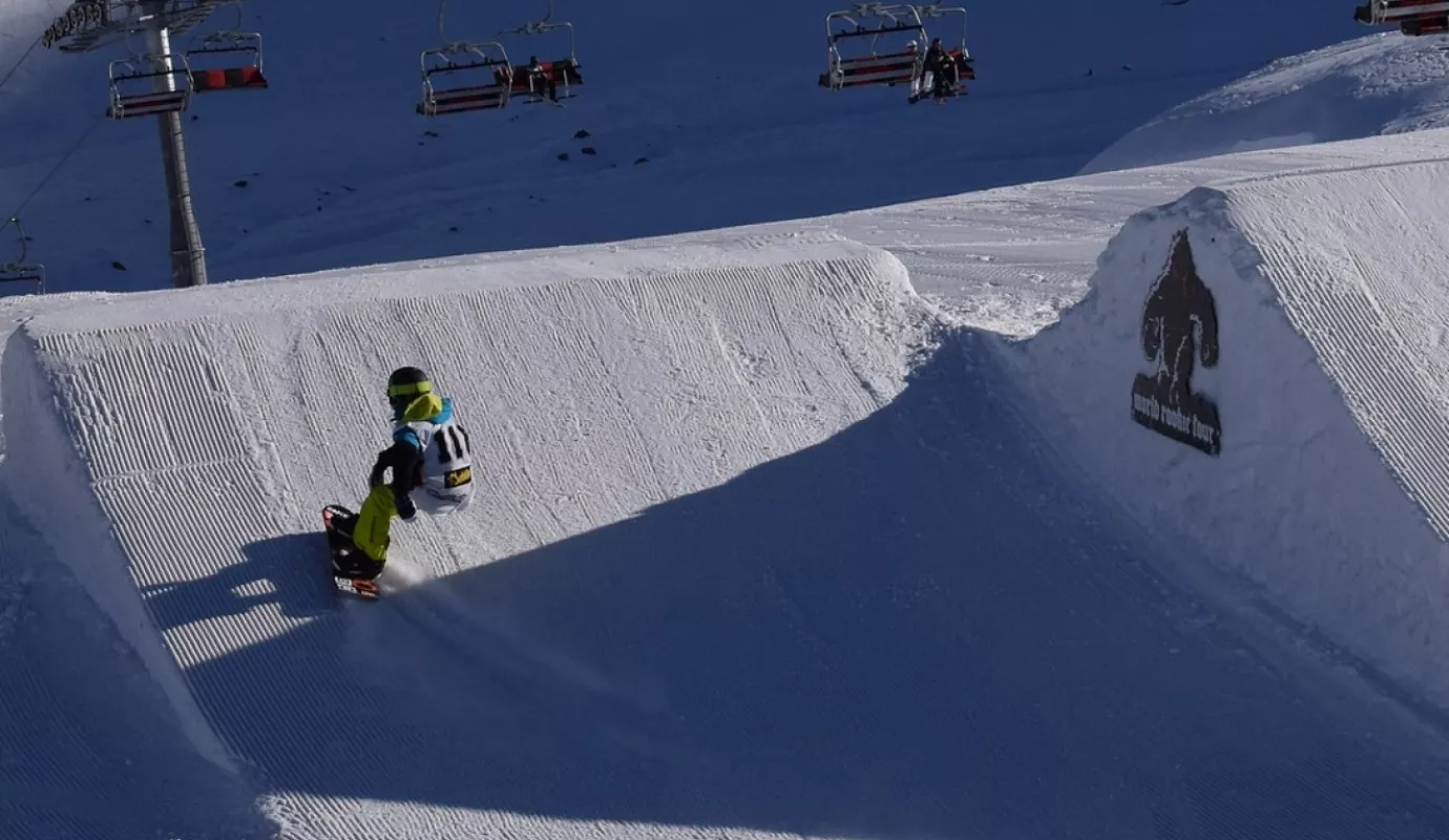 Un comportement adapté permet de prévenir les accidents dans les snowparks. Photo : Pixabay