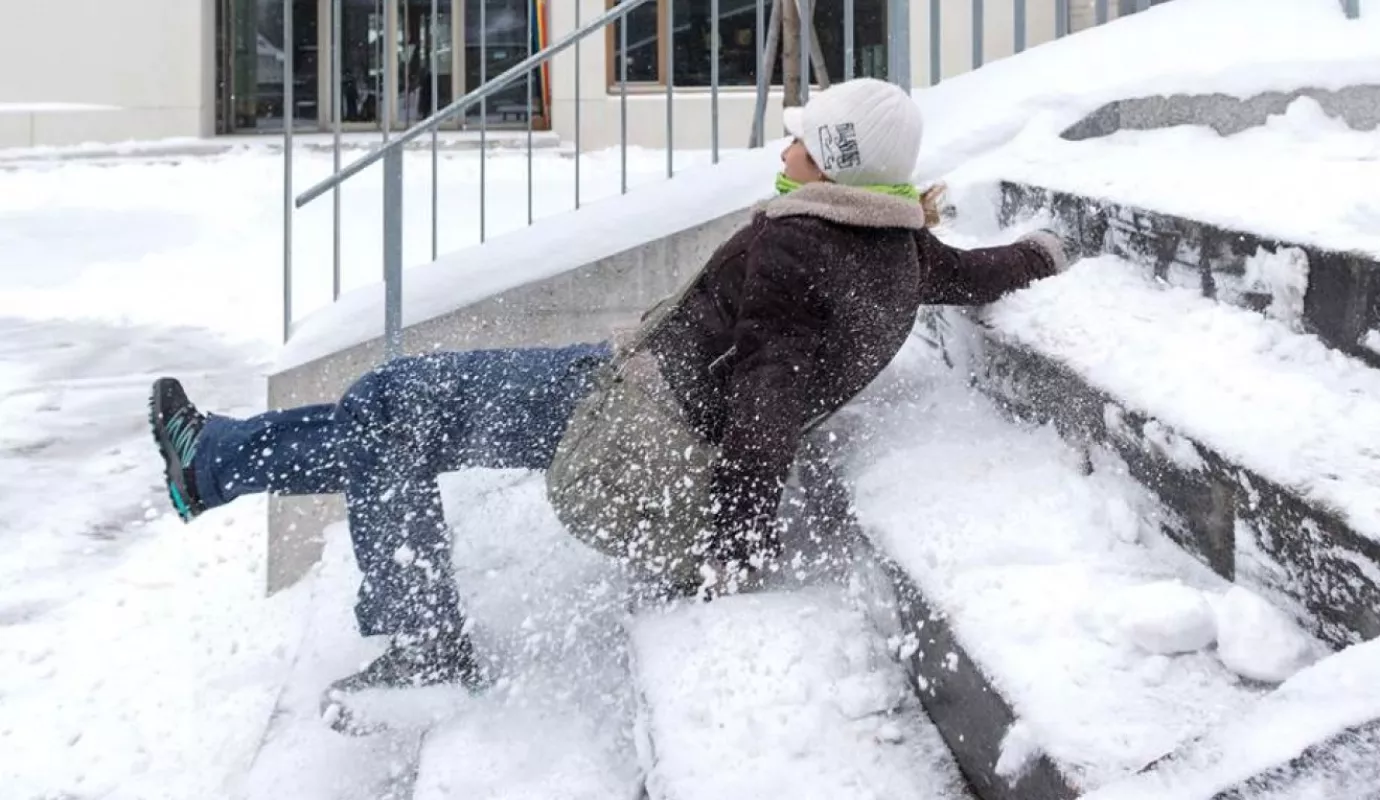 Besonders sturzgefährlich: Vereiste und schneebedeckte Treppen. Quelle: Suva