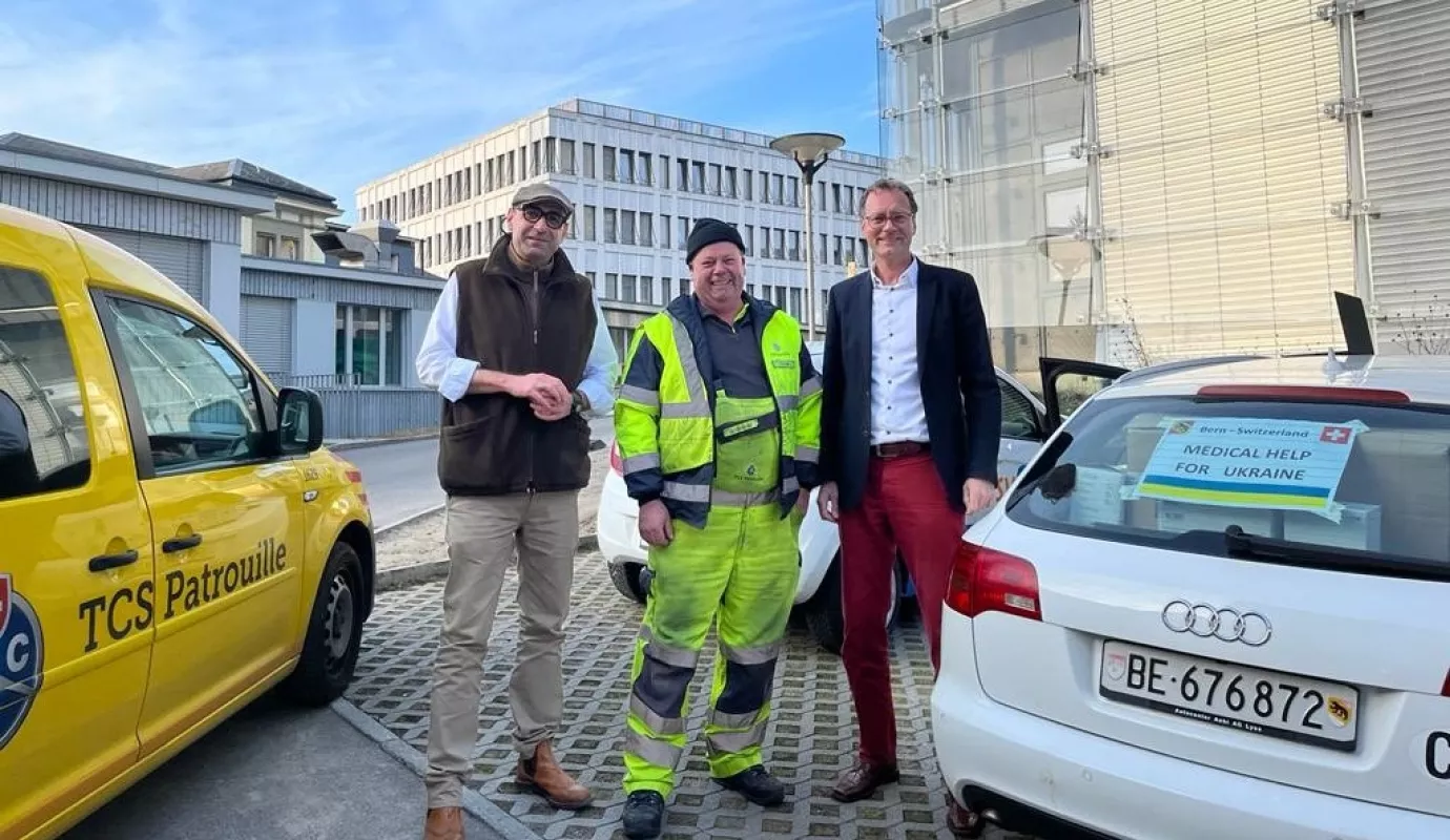 Kurz vor dem Start in Bern ereignete sich ein Keilriemenriss am Fahrzeug: Aris Exadaktylos, Patrouilleur Samuel Stübi und Frank Rosenbusch.