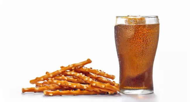 Coca-Cola et bâtonnets salés