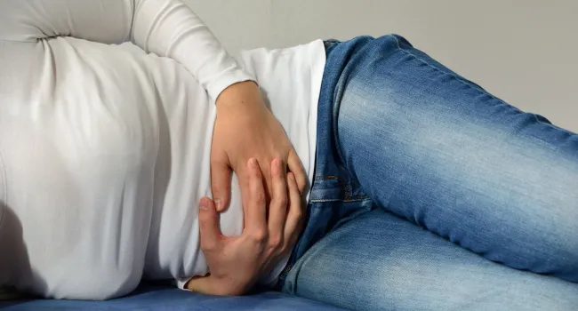 Adobe, Bauchschmerzen