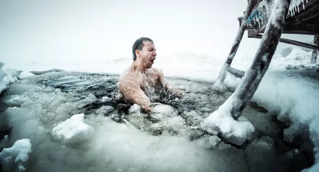 Bad im eiskalten Wasser