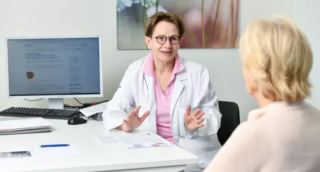 Dr. med. Verena Geissbühler, medico dirigente del Centro interdisciplinare per il pavimento pelvico dell'Ospedale Santa Clara di Basilea