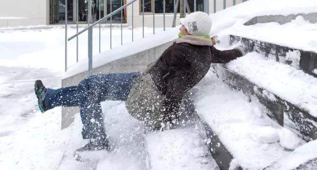 Les marches enneigées et verglacées sont particulièrement propices aux chutes.