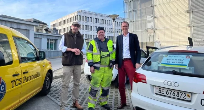 Peu avant le départ de Berne, une courroie de ventilateur du véhicule s'est déchirée : Aris Exadaktylos, le patrouilleur Samuel Stübi et Frank Rosenbusch.